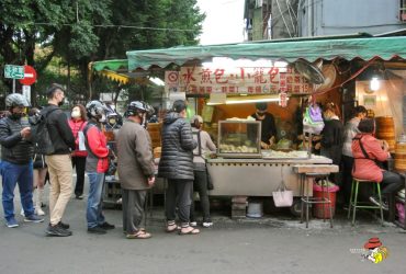 三重美食|文化北路6元水煎包 三重巷弄排隊美食 排隊人潮沒停過，水煎包一粒6元 