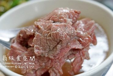 台南文章牛肉湯，鮮嫩的牛肉淋上熱滾湯頭吃出新鮮感